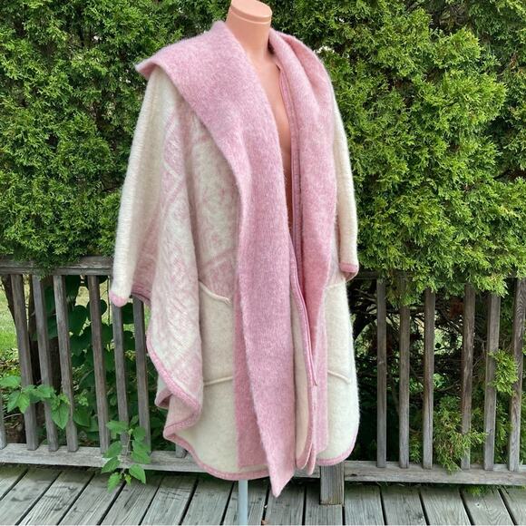 Vintage TUNDRA Scandinavian Yarn Wool Poncho Cape Jacket Sweater